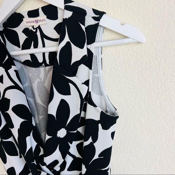 Altar’d State Black & White 70s Floral Collared Sleeveless Romper - Picture 6 of 8